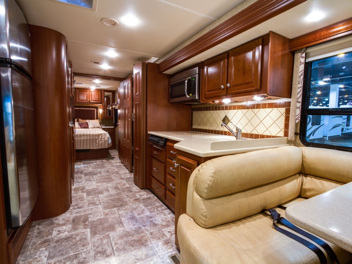 Дом на колесах с красивой деревянной мебелью