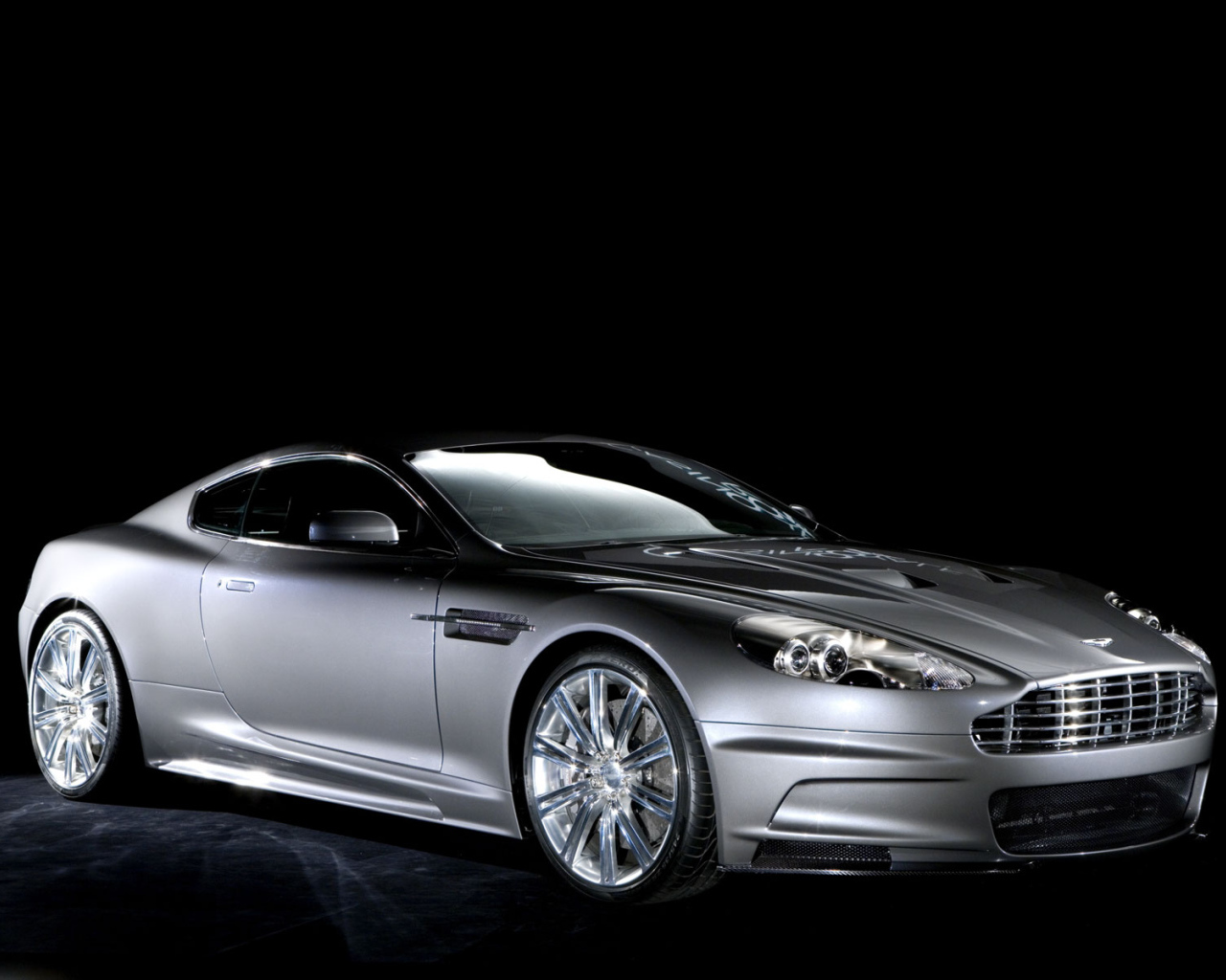 Aston Martin DBS серебро