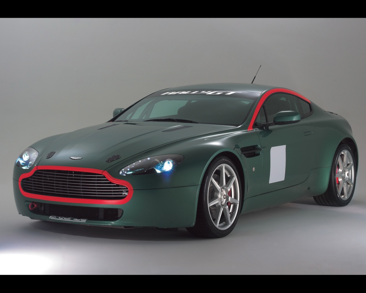 Гоночный автомобиль Aston Martin