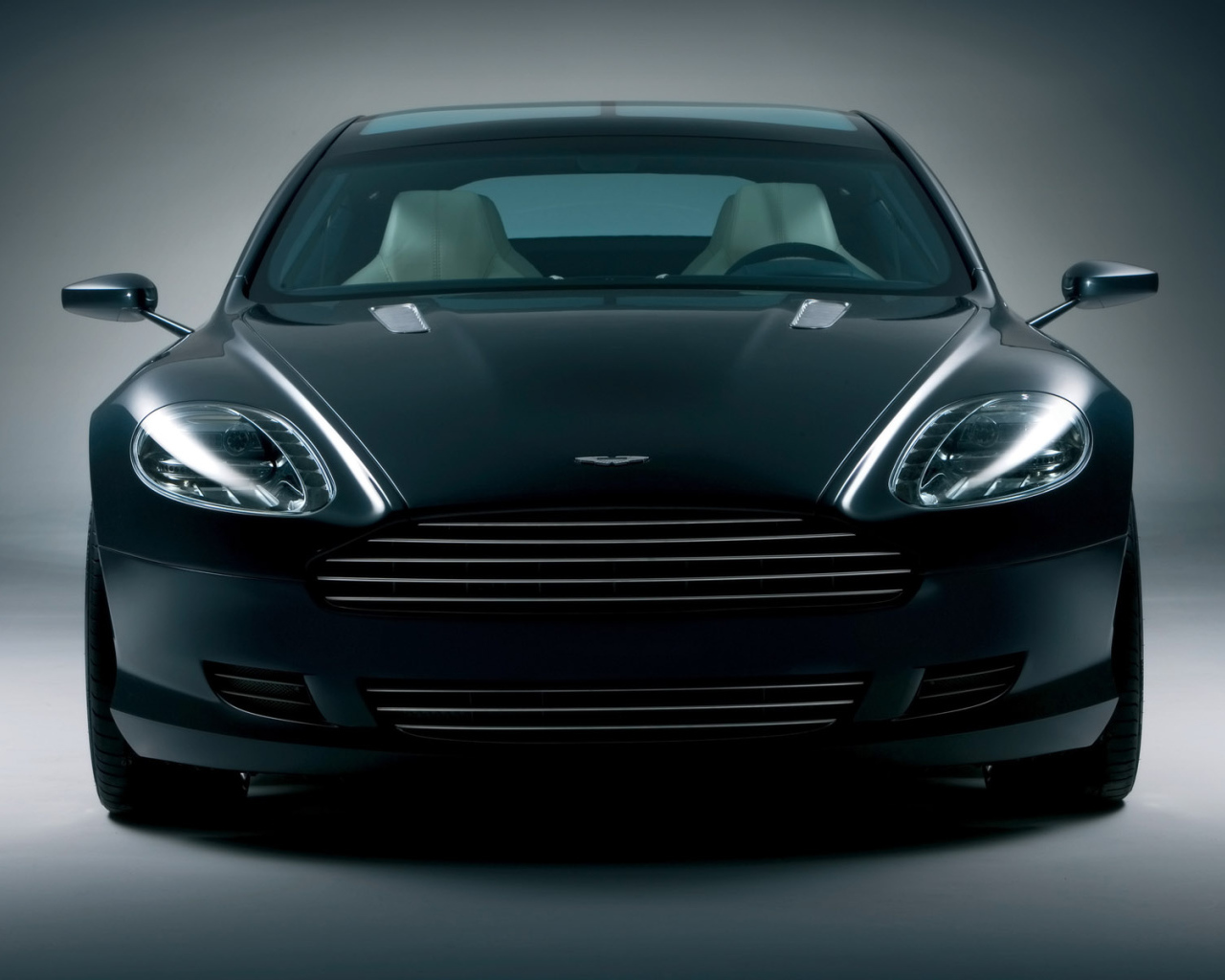 Aston Martin вид спереди
