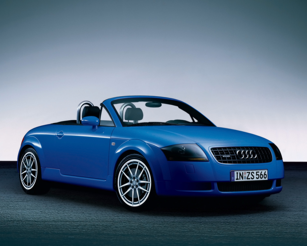 Автомобиль Audi TT Advance голубой