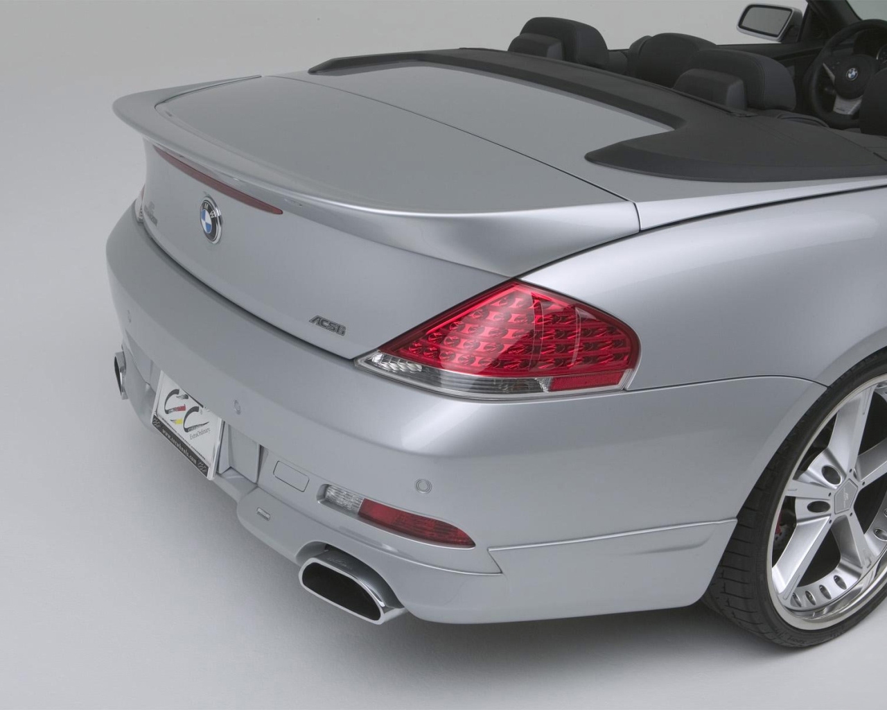 Автомобиль BMW 645 вид сзади