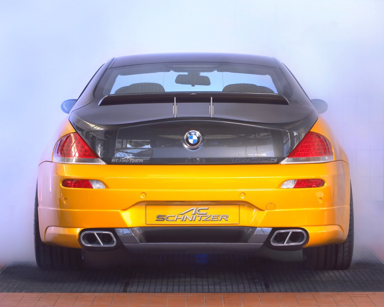 Автомобиль BMW вид сзади