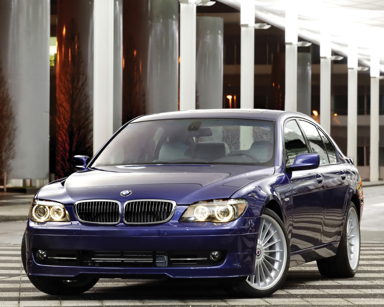 Перед синей BMW Alpine