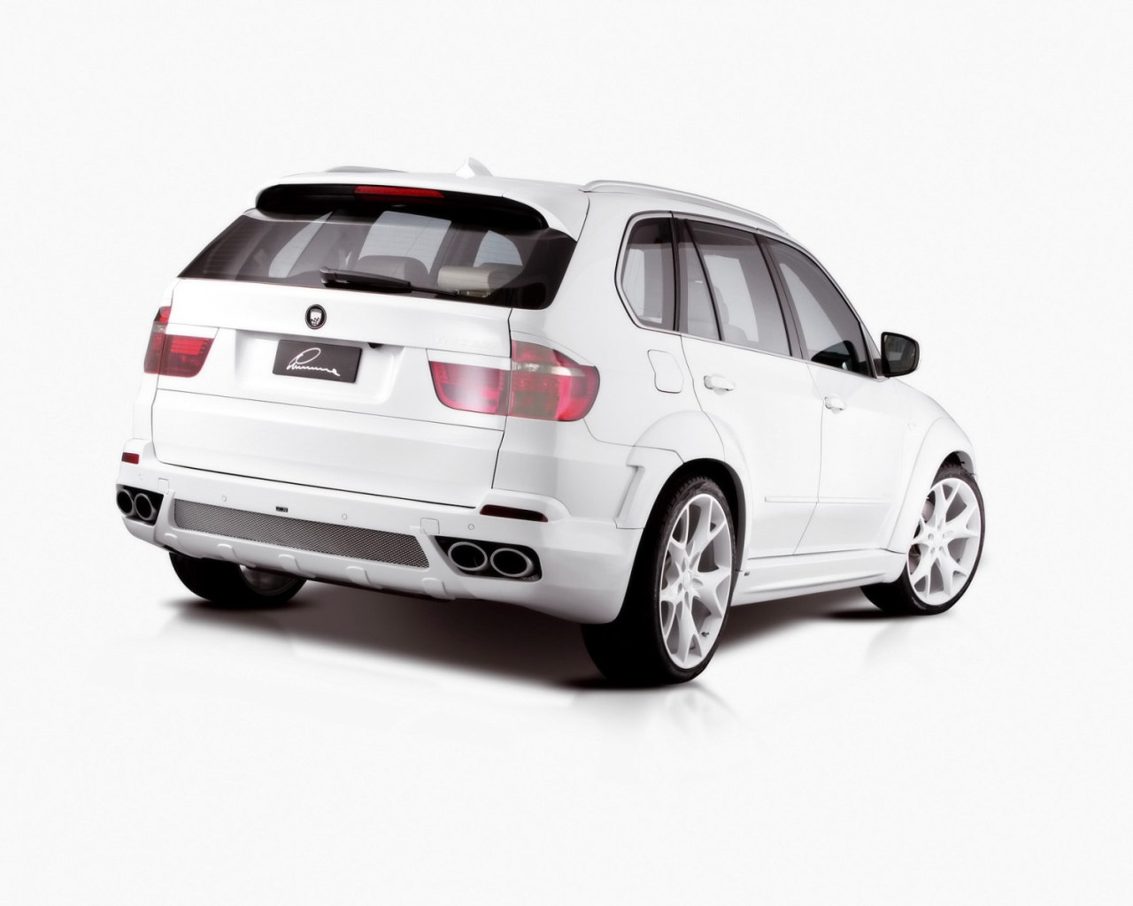 Белый БМВ Lumma