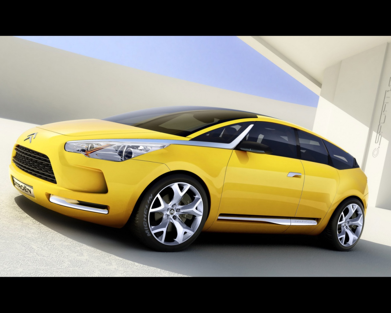 Желтый Citroen 2005