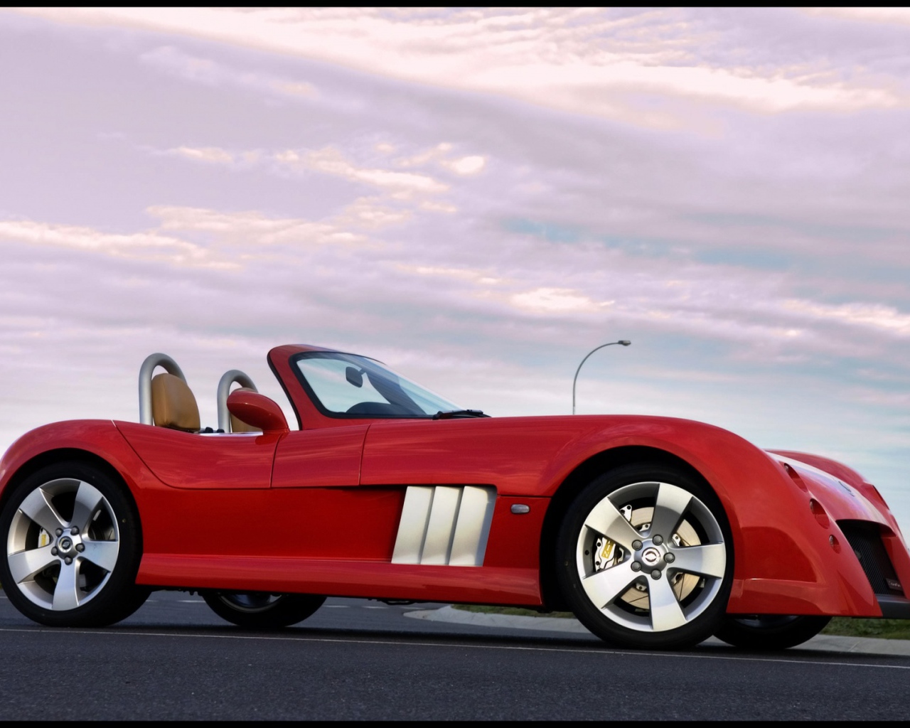 Красный спортивный Elfin