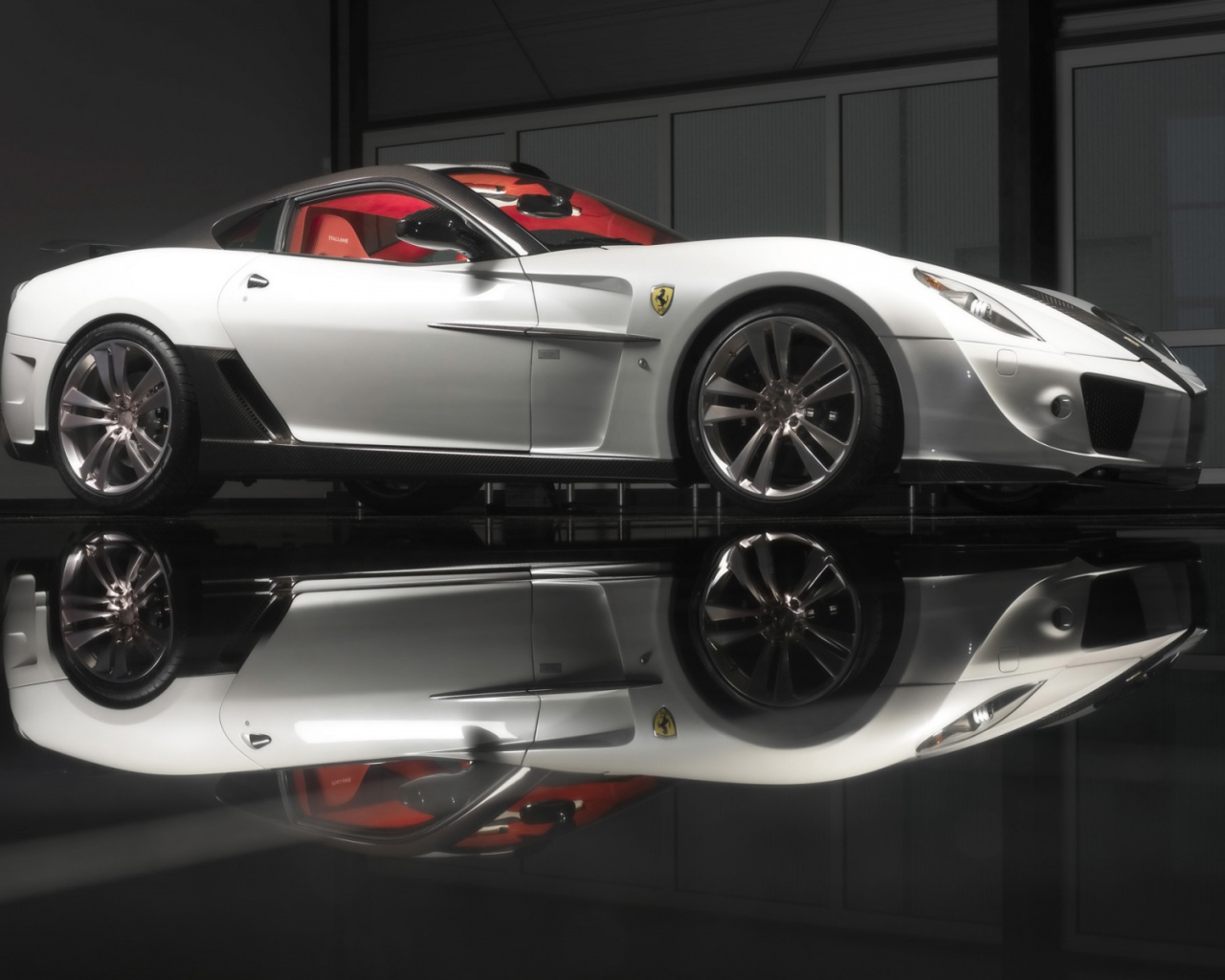 Белый Ferrari 599 GTB вид сбоку