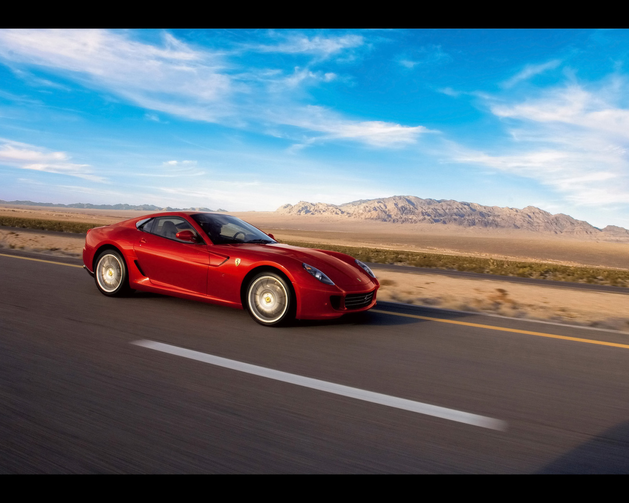 Автомобиль Ferrari GTB 599 на скорости