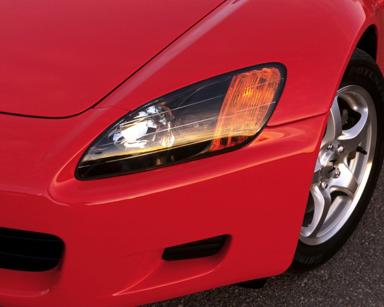 Перед красной Honda S2000