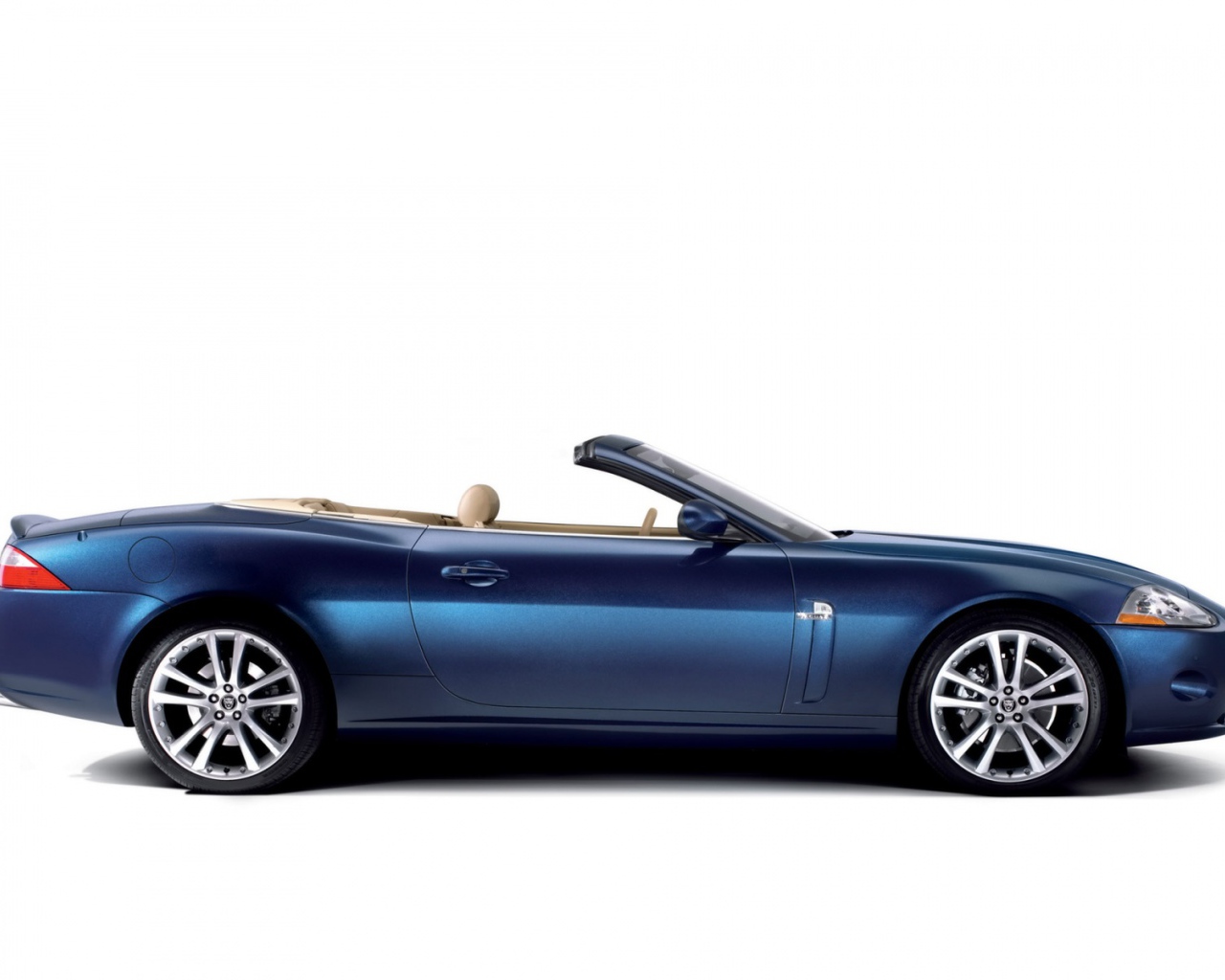 Jaguar XK вид сбоку