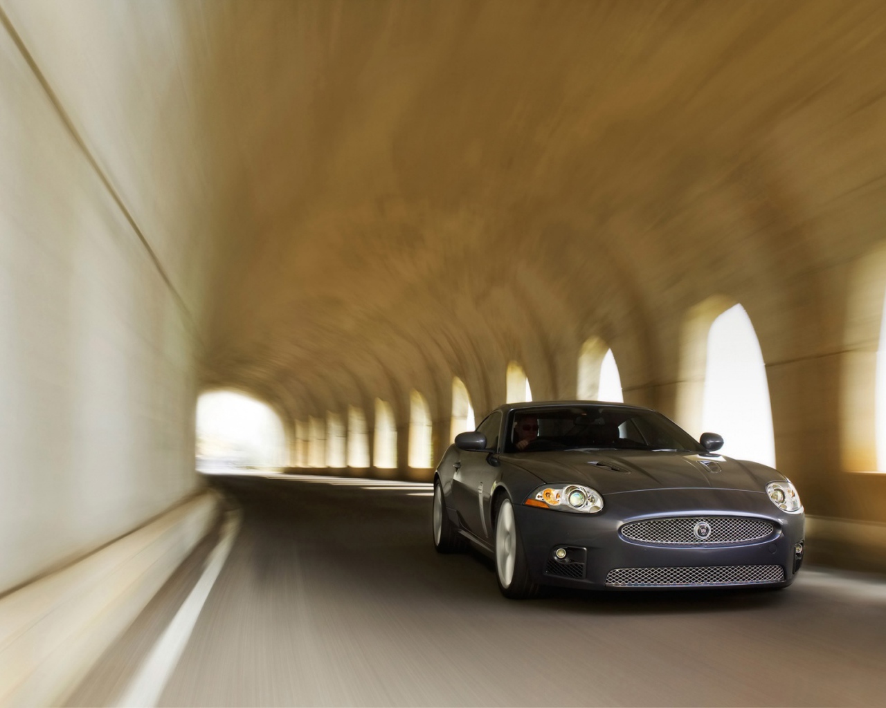 Jaguar XKR автомобиль зверь