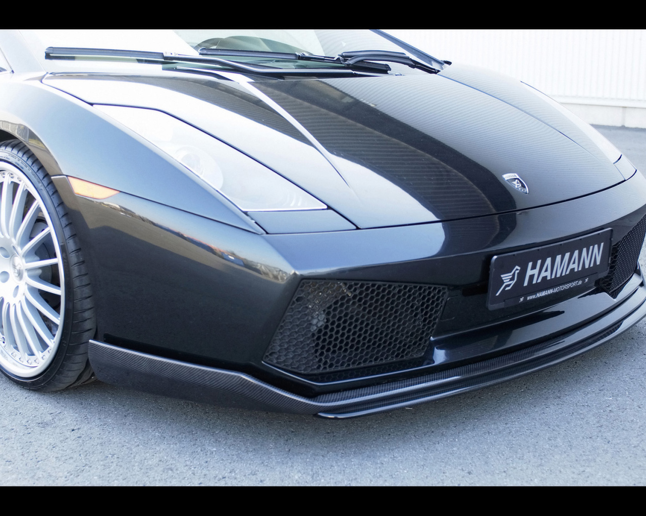 Lamborghini вид спереди