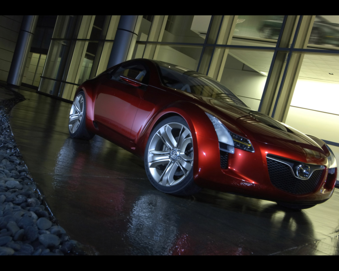 Красная Mazda Kabura