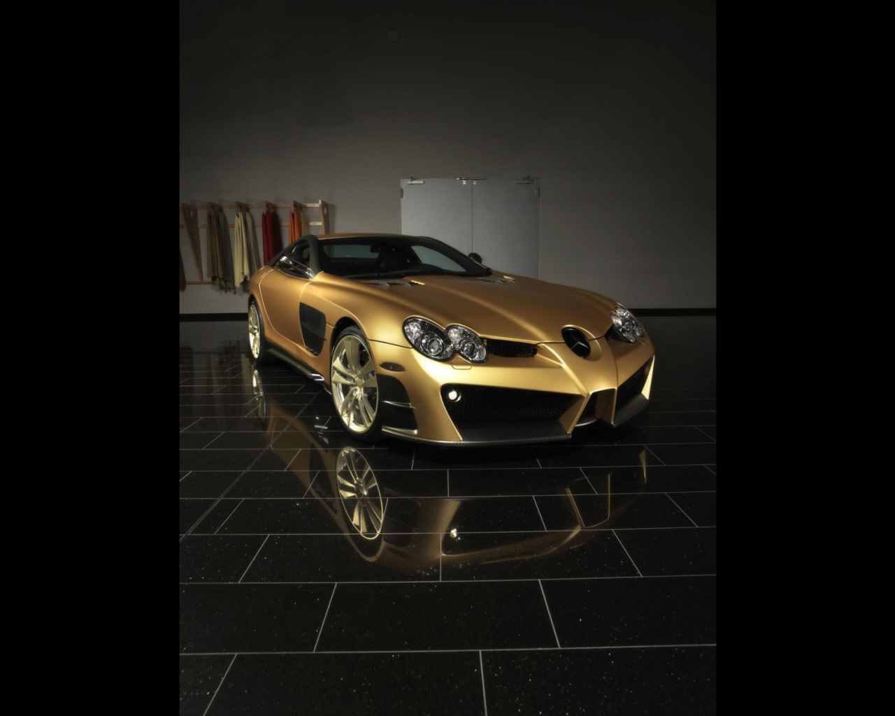 Золотистый Mercedes SLR