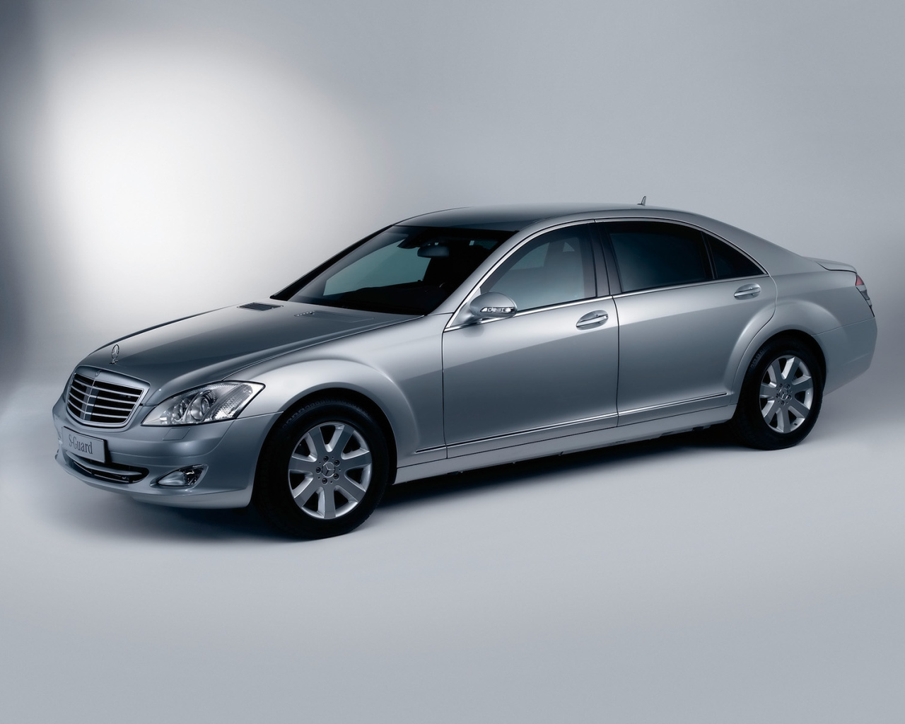 Бронированный Mercedes S600 - пули летят мимо