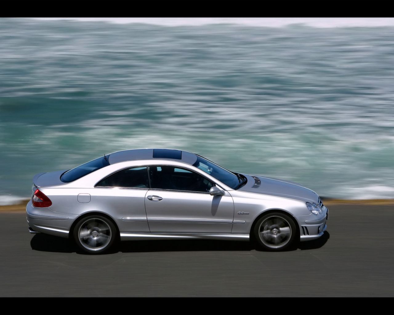 Крутой автомобиль Mercedes CLK