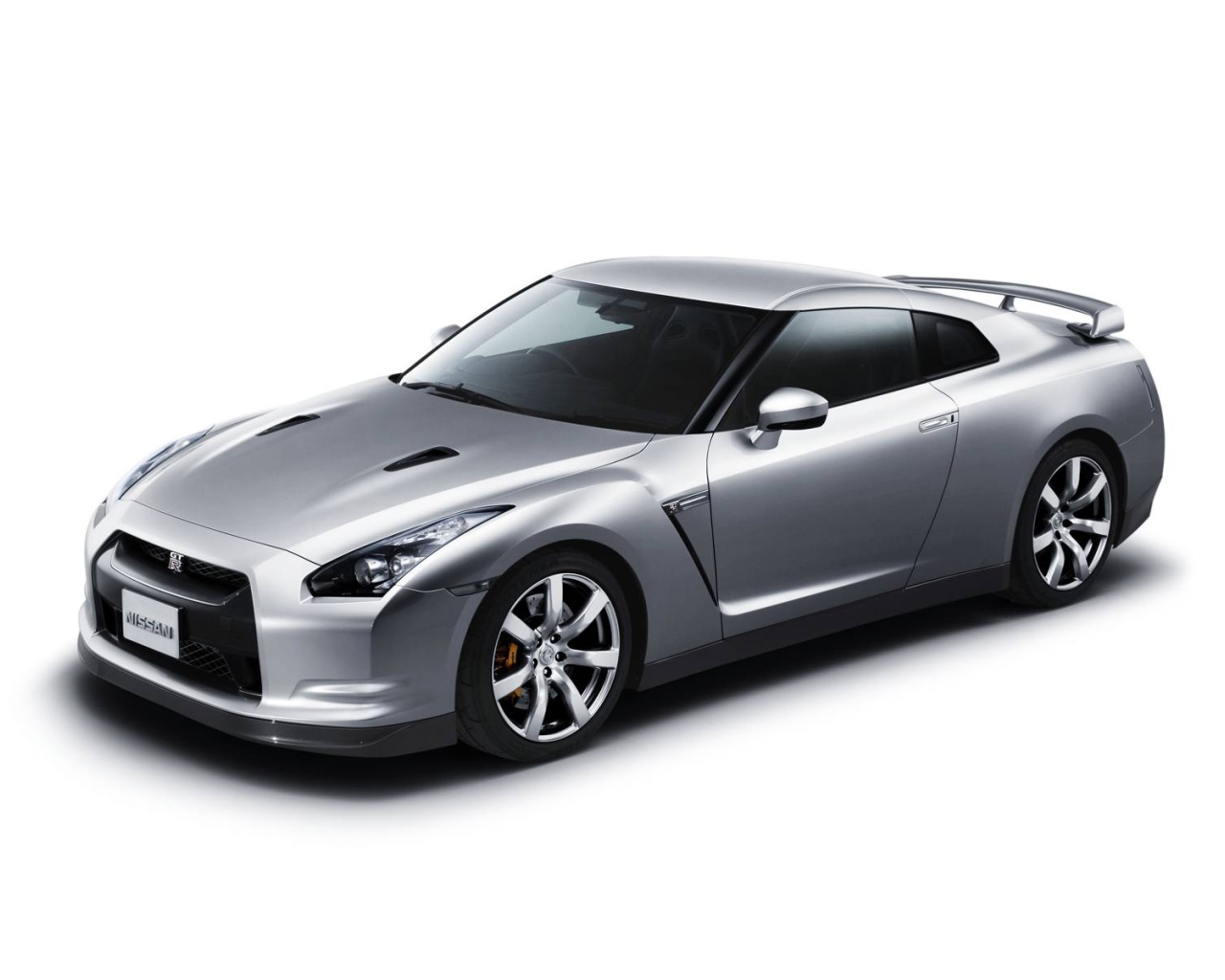 Серебристый Nissan GT