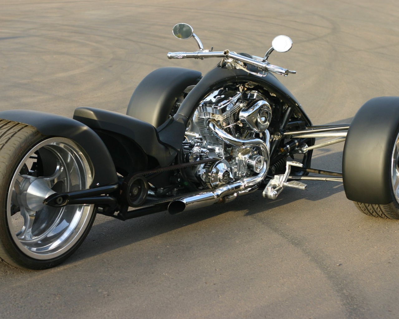 Черный трицикл