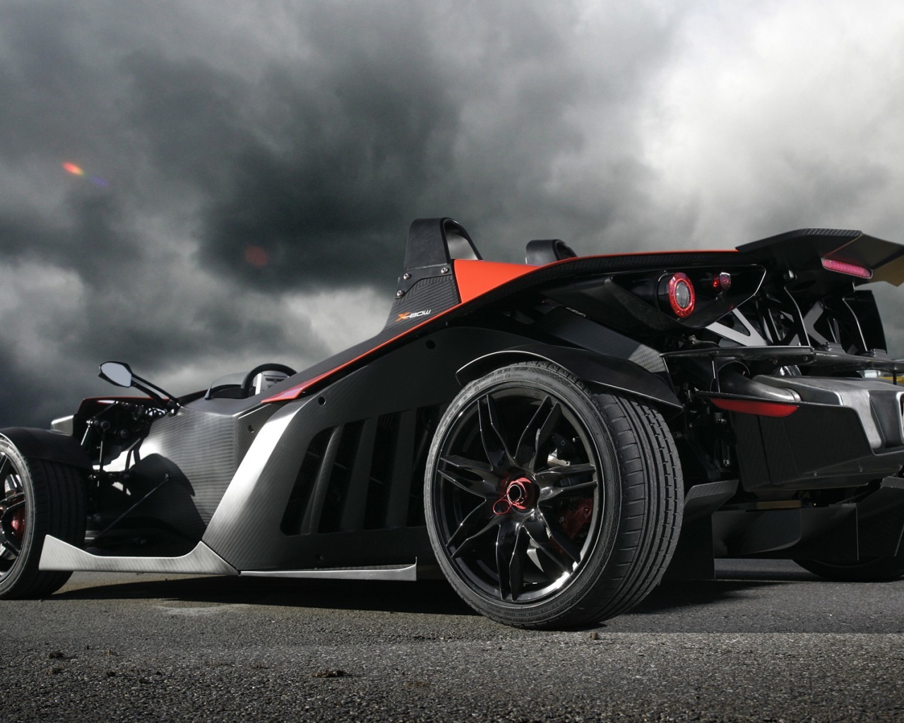 Мощный красивый автомобиль Thunder