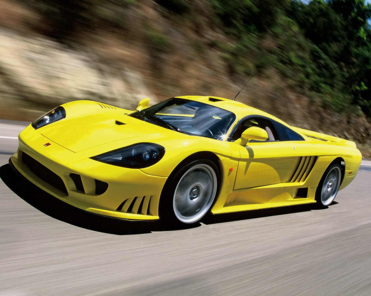 Saleen S7 желтый автомобиль