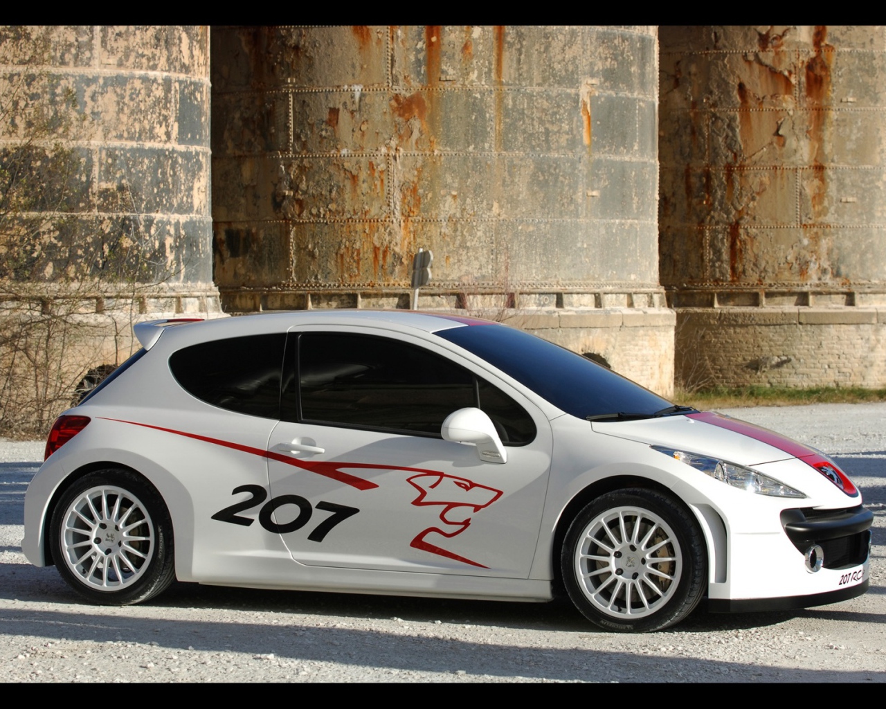 Белый Peugeot 207