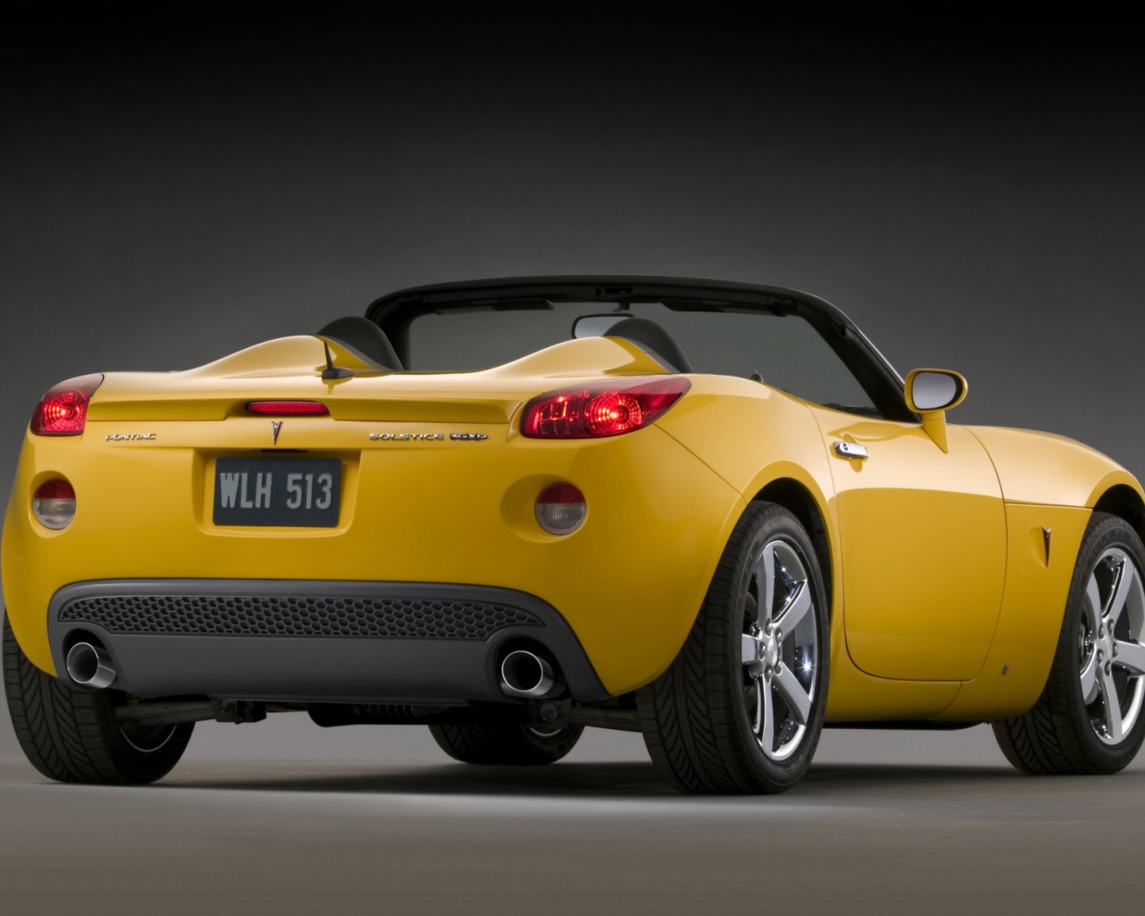 Желтый Pontiac Solstic