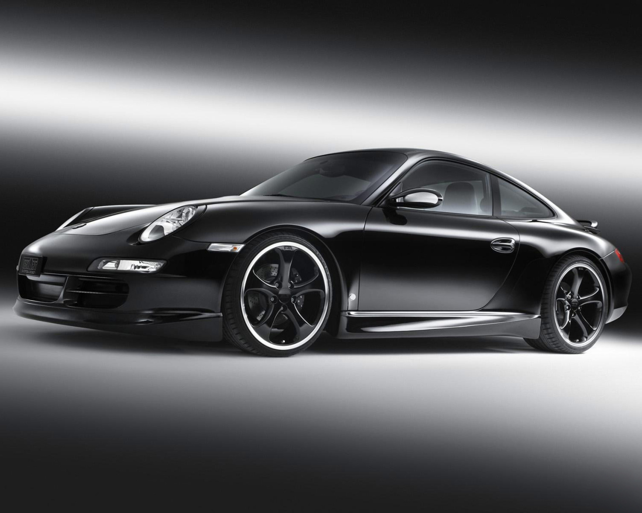 Черный Порше с черными литыми дисками