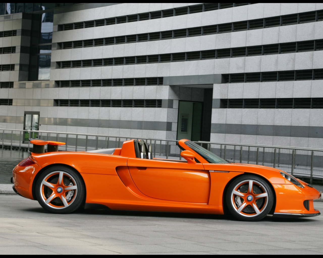 Оранжевый Porsche Carrera