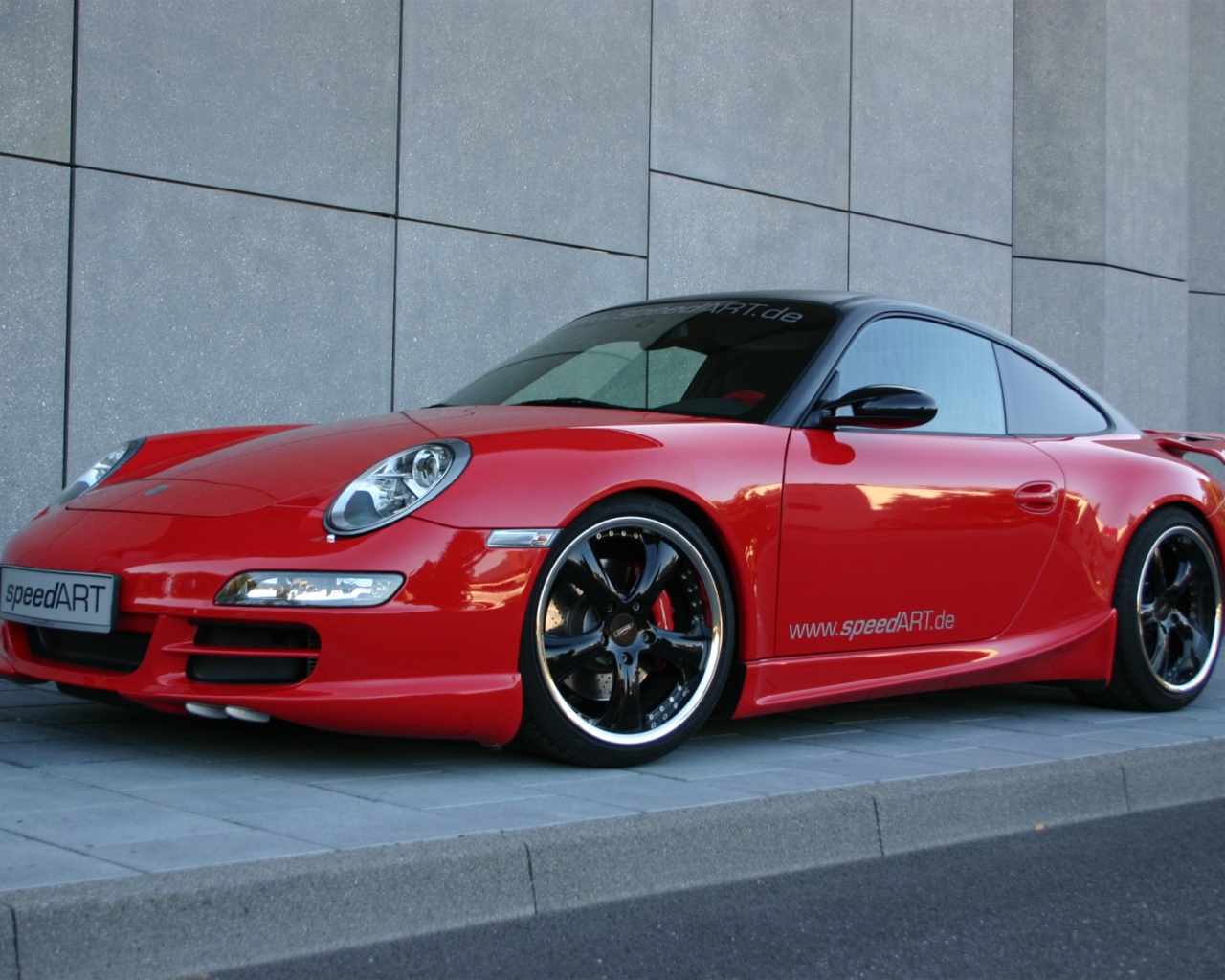 Красный Porsche