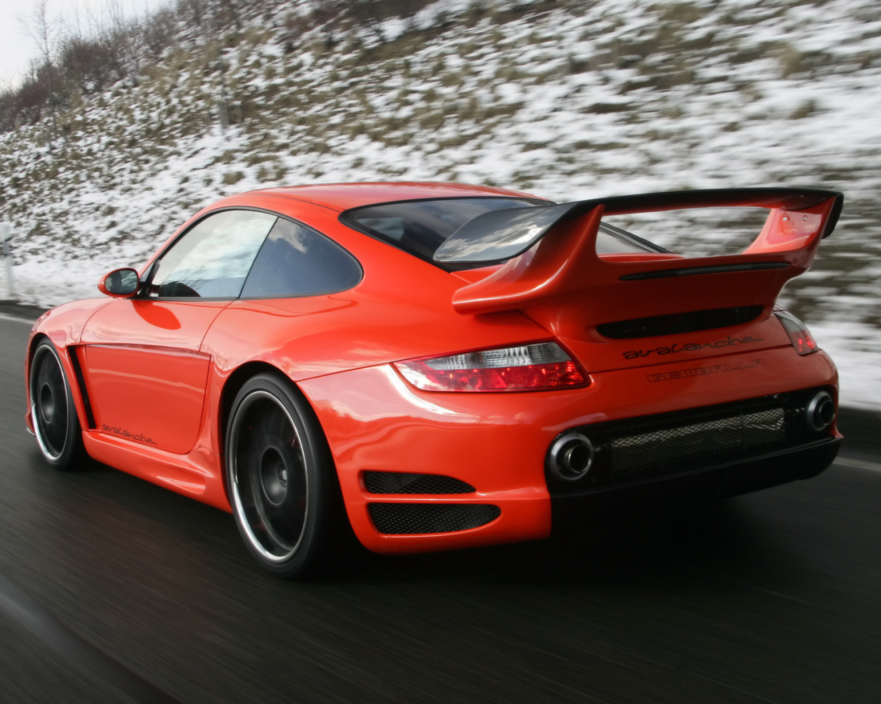 Красный Porsche на зимней дороге