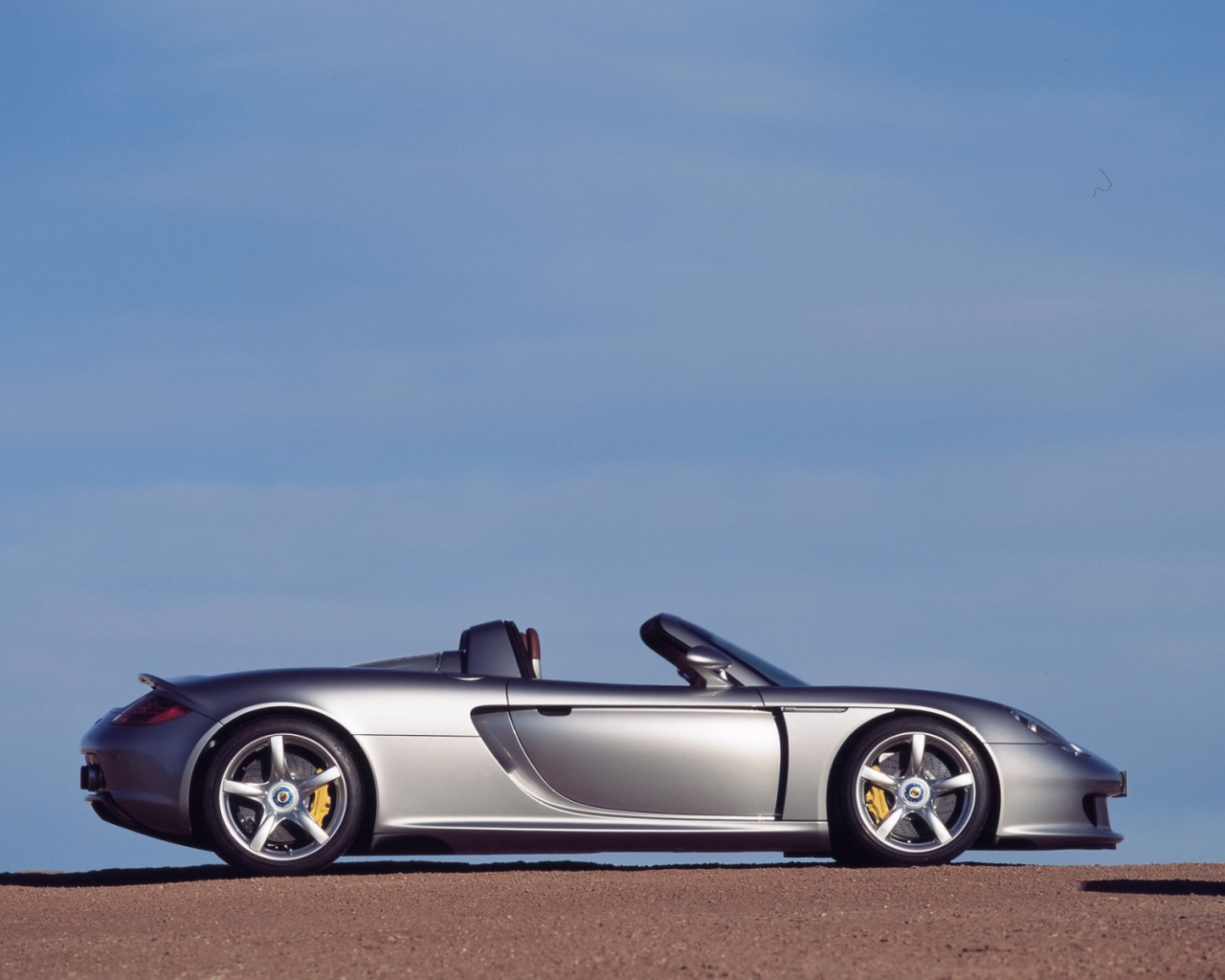 Серебрянный Порш Каррера