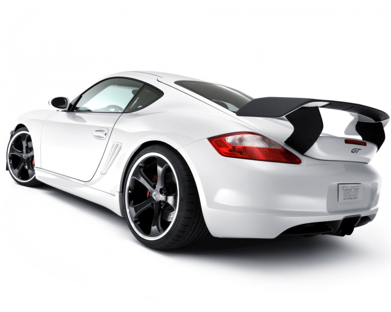 Белый Porsche с черными дисками