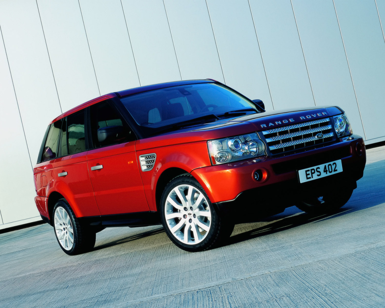 Красный Range Rover