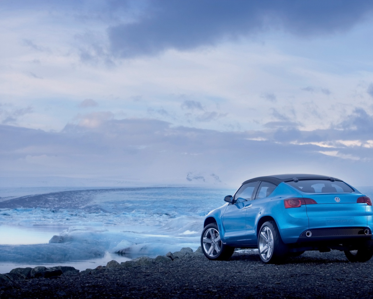 Автомобиль Volkswagen у моря