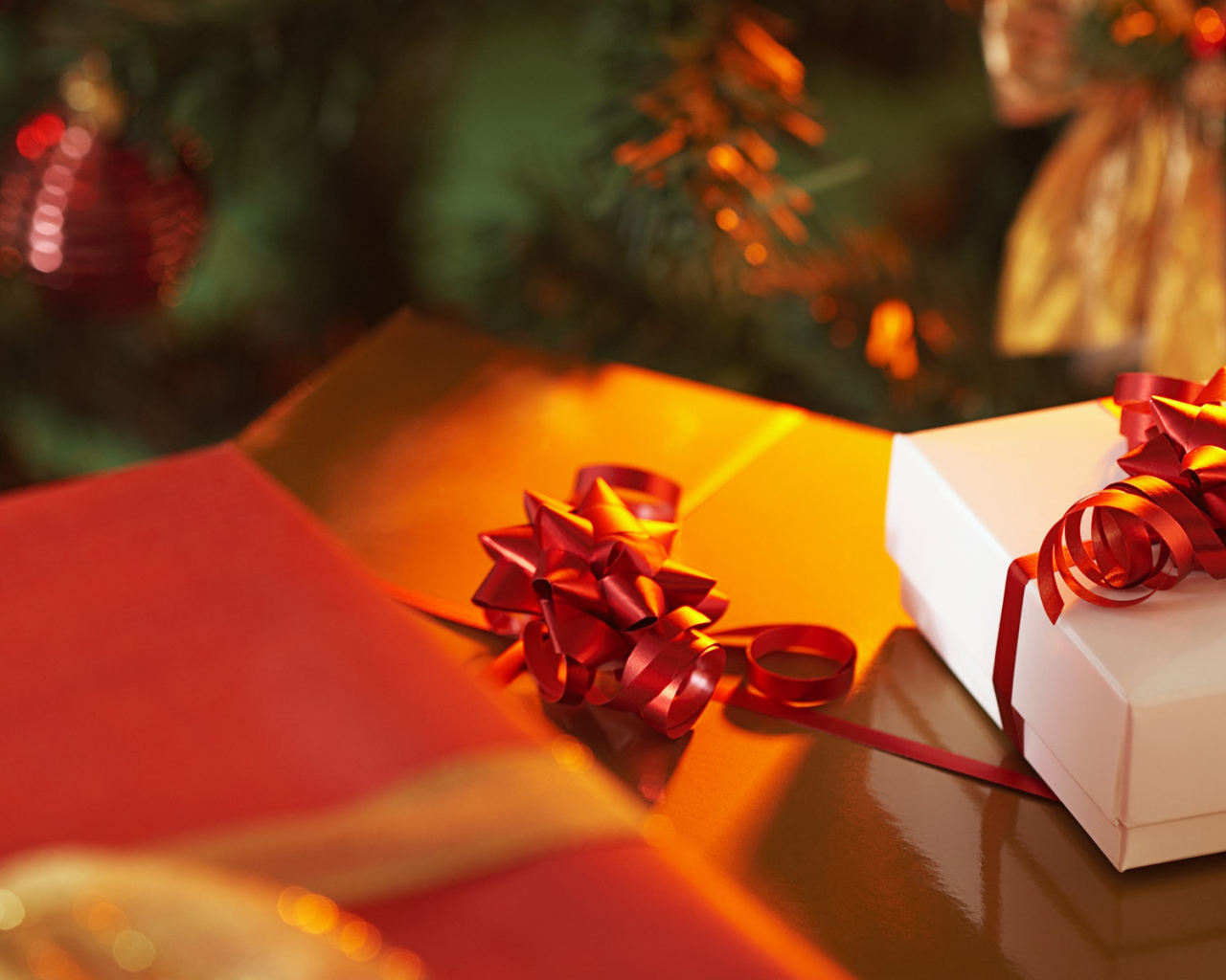 Подарочки под елкой