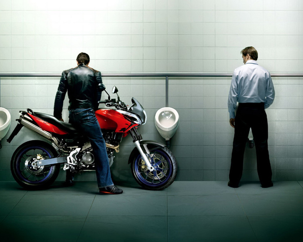 Заехал пописать