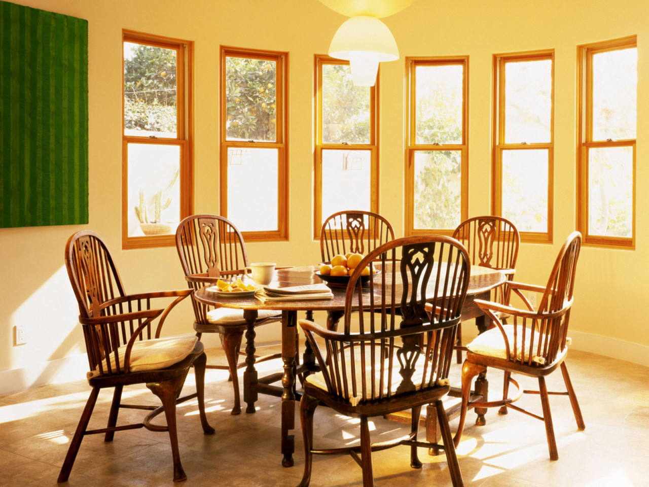 Столовая с хорошим освещением