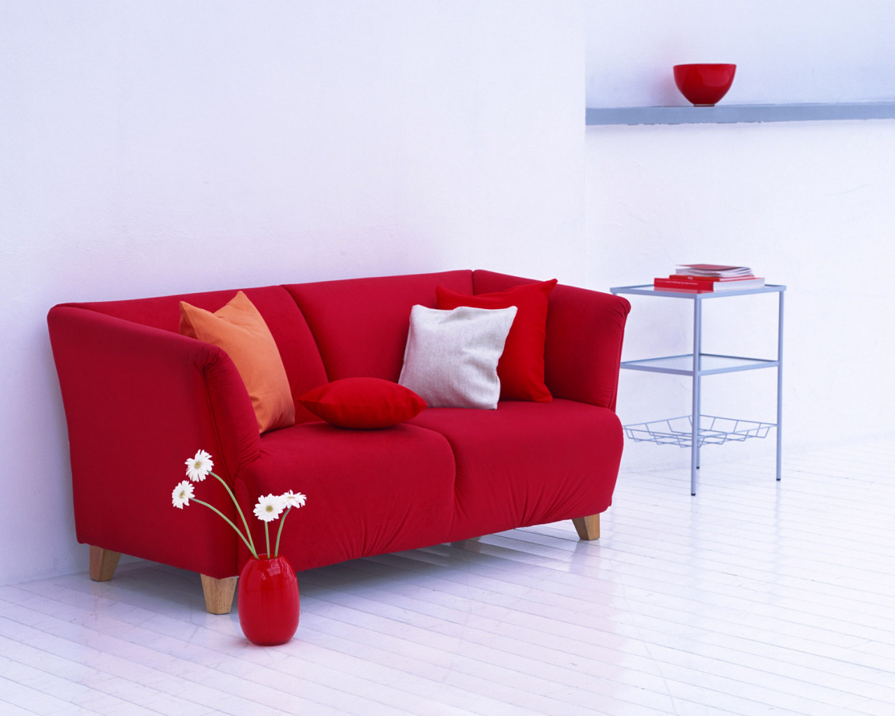 Красный диван