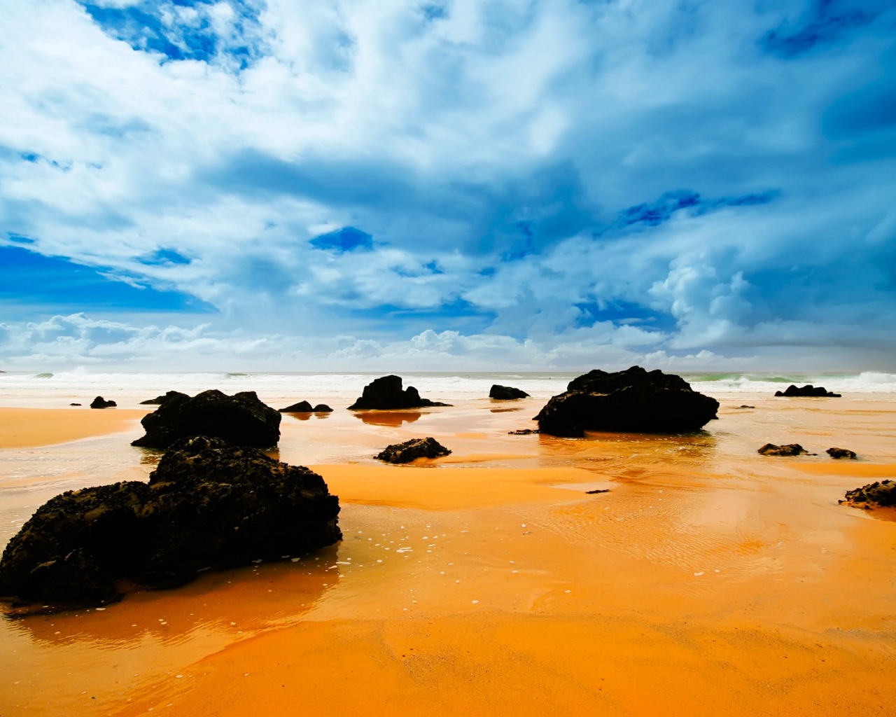 Камни на берегу