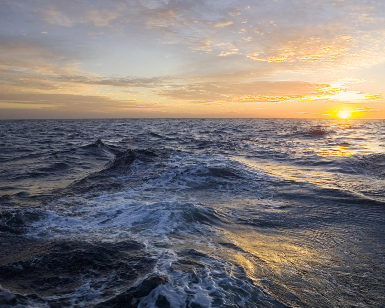 Глубокое синее море на закате