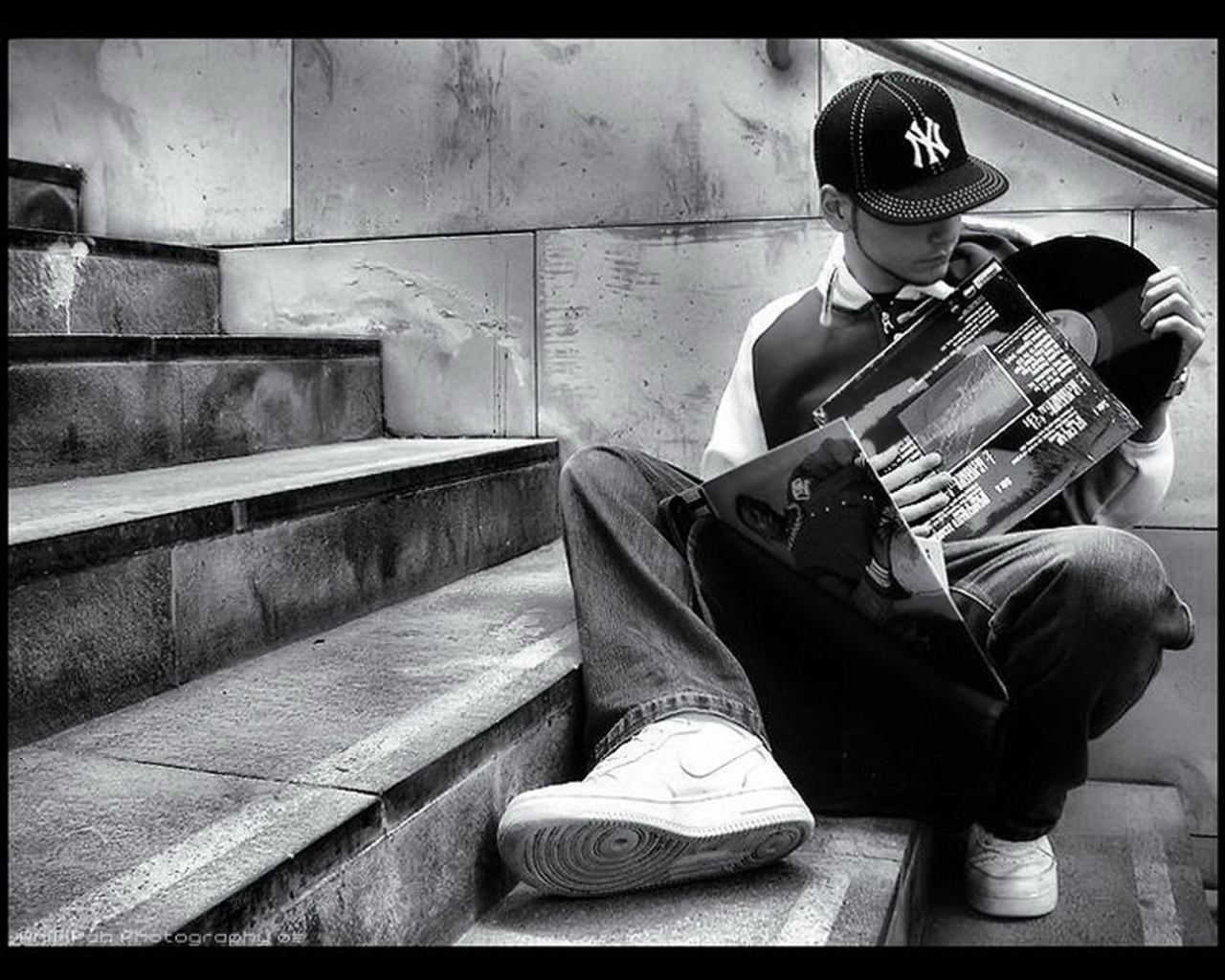 Парень с пластинкой