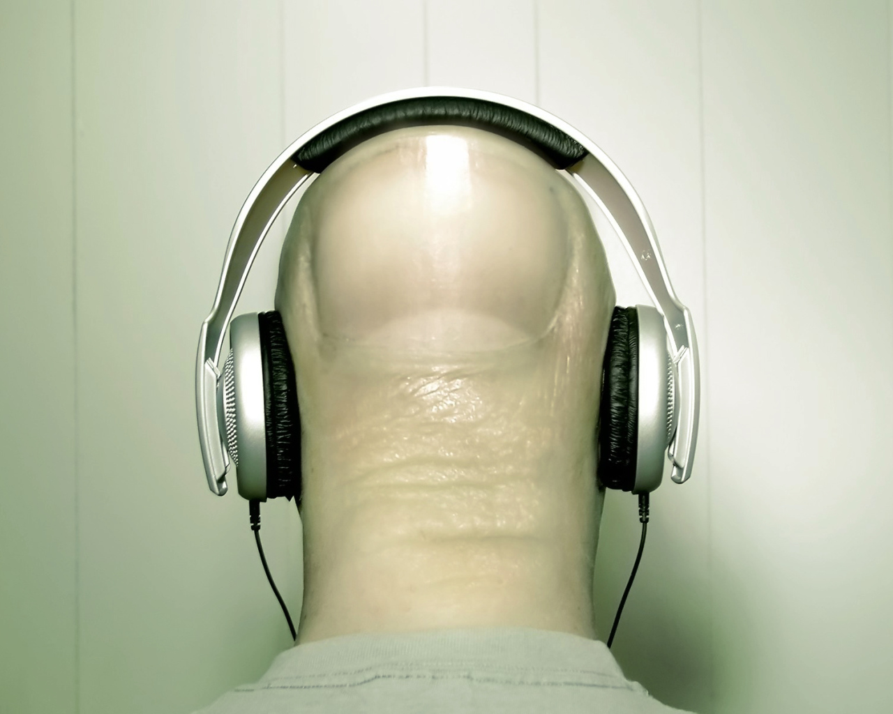 Наушники на голове пальце