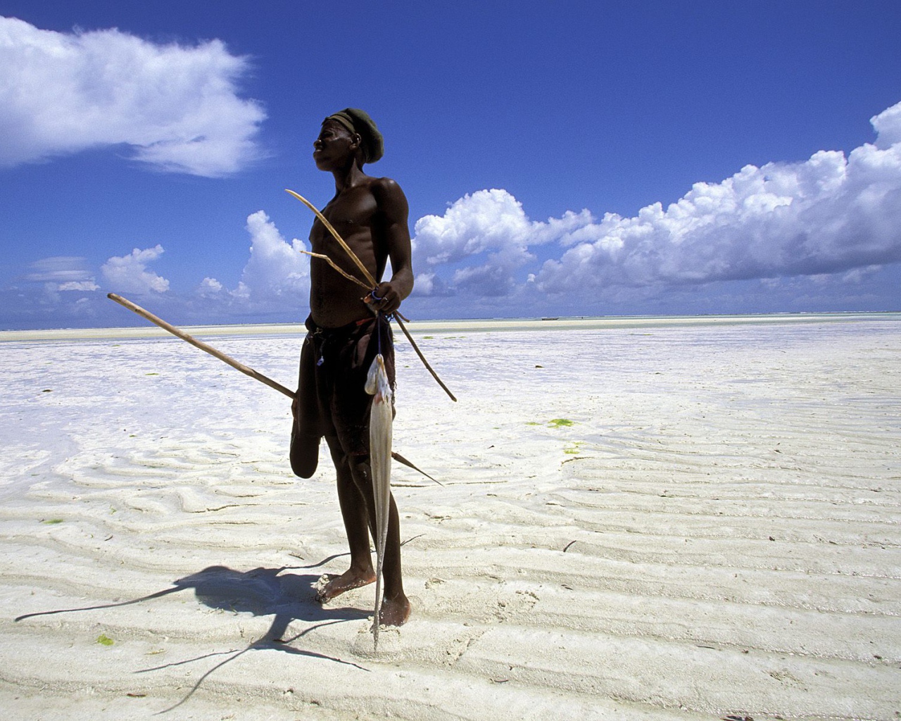 Рыбак на Берегу в мелкой воде / Занзибар / Танзания / Африка