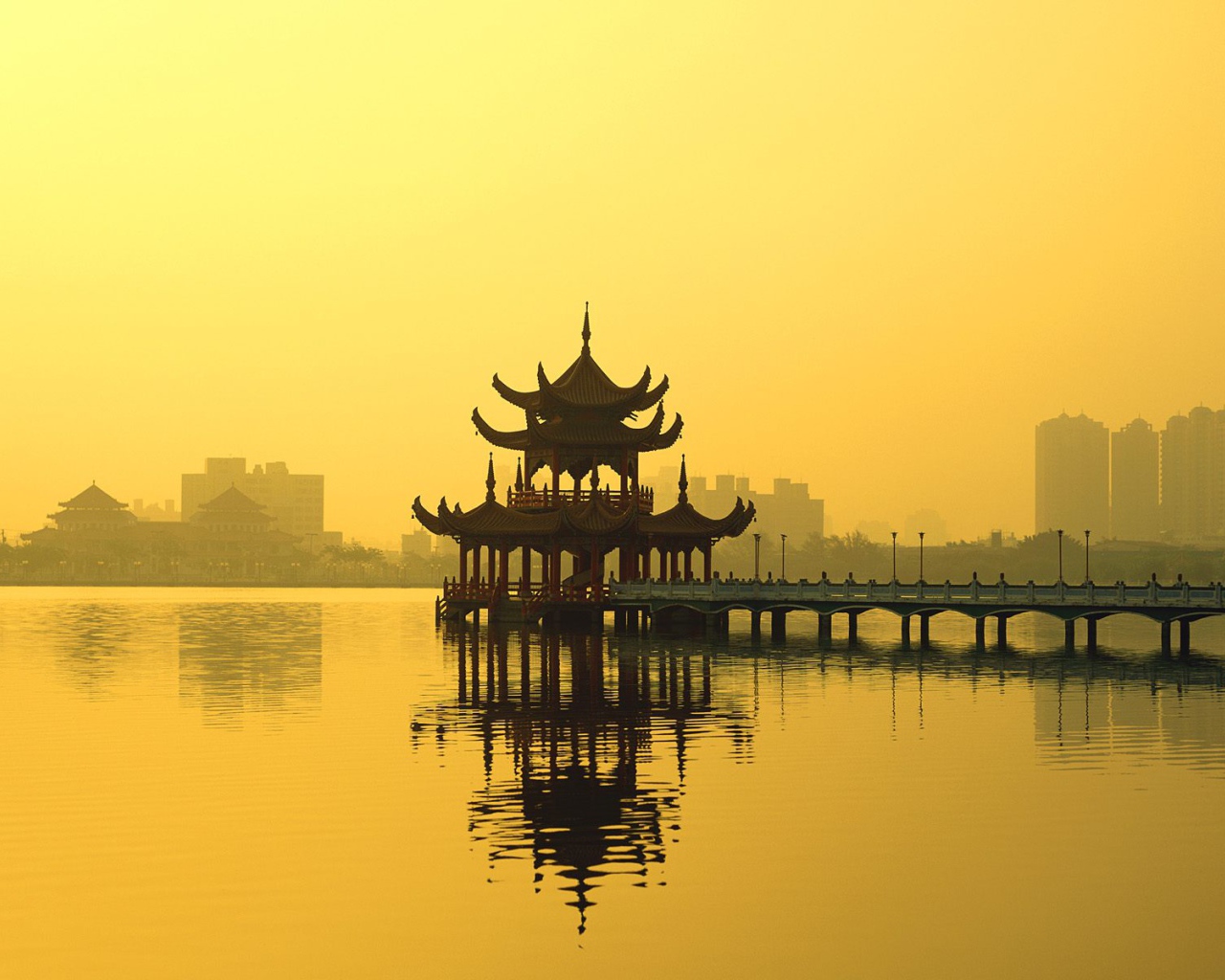 Озеро Лотоса / Каошунг / Тайвань