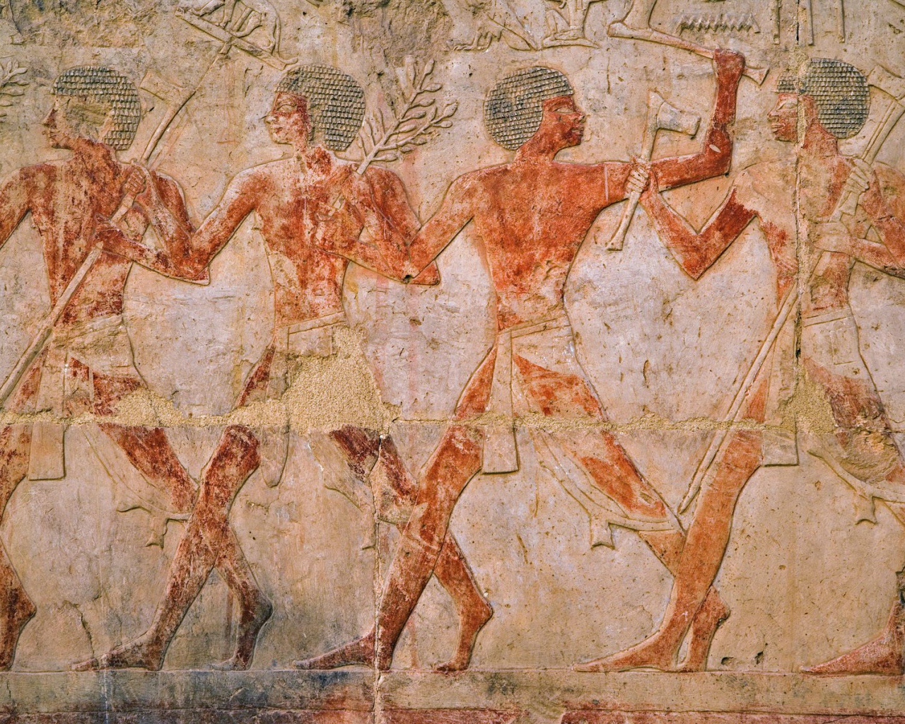 Древние фигуры в храме Карнак