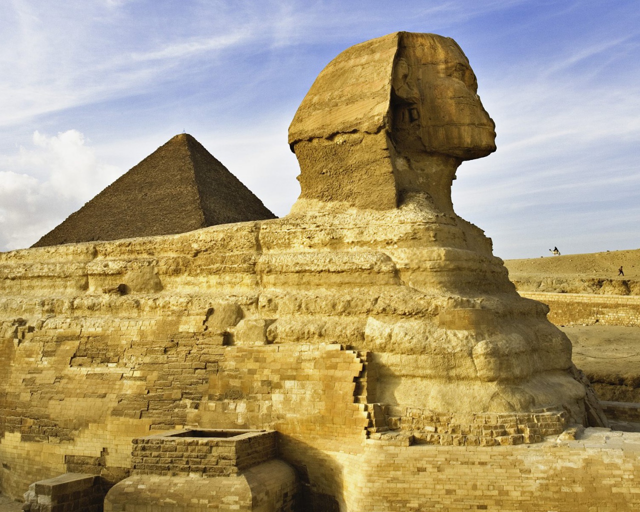 Сфинкс и пирамида