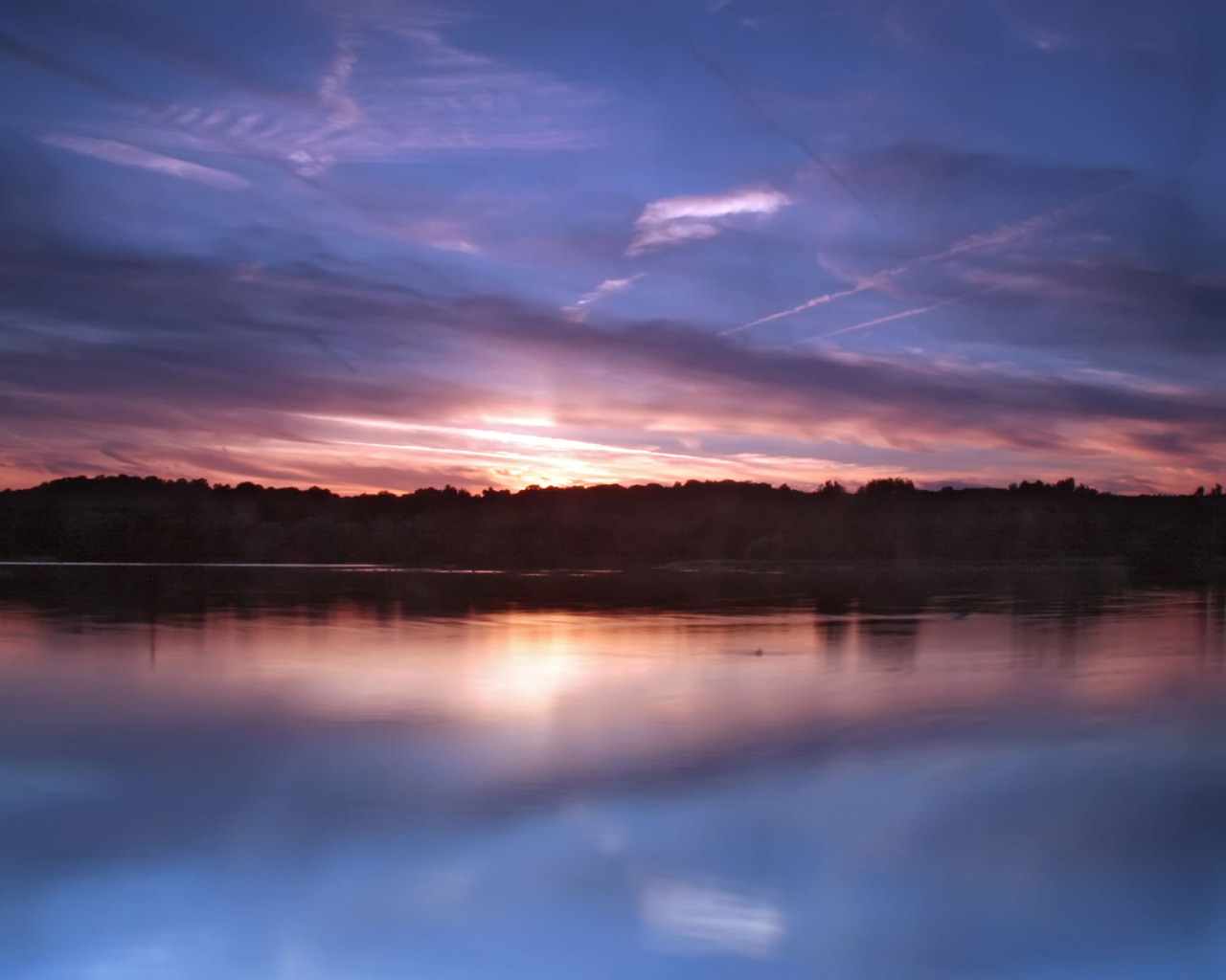 Озеро Still lake в сумраке