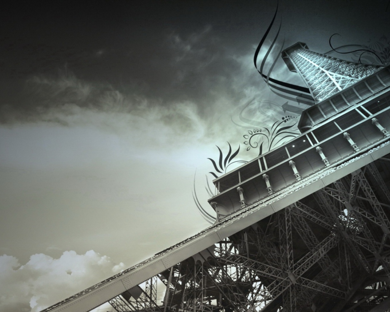 Эйфелева башня в облаках