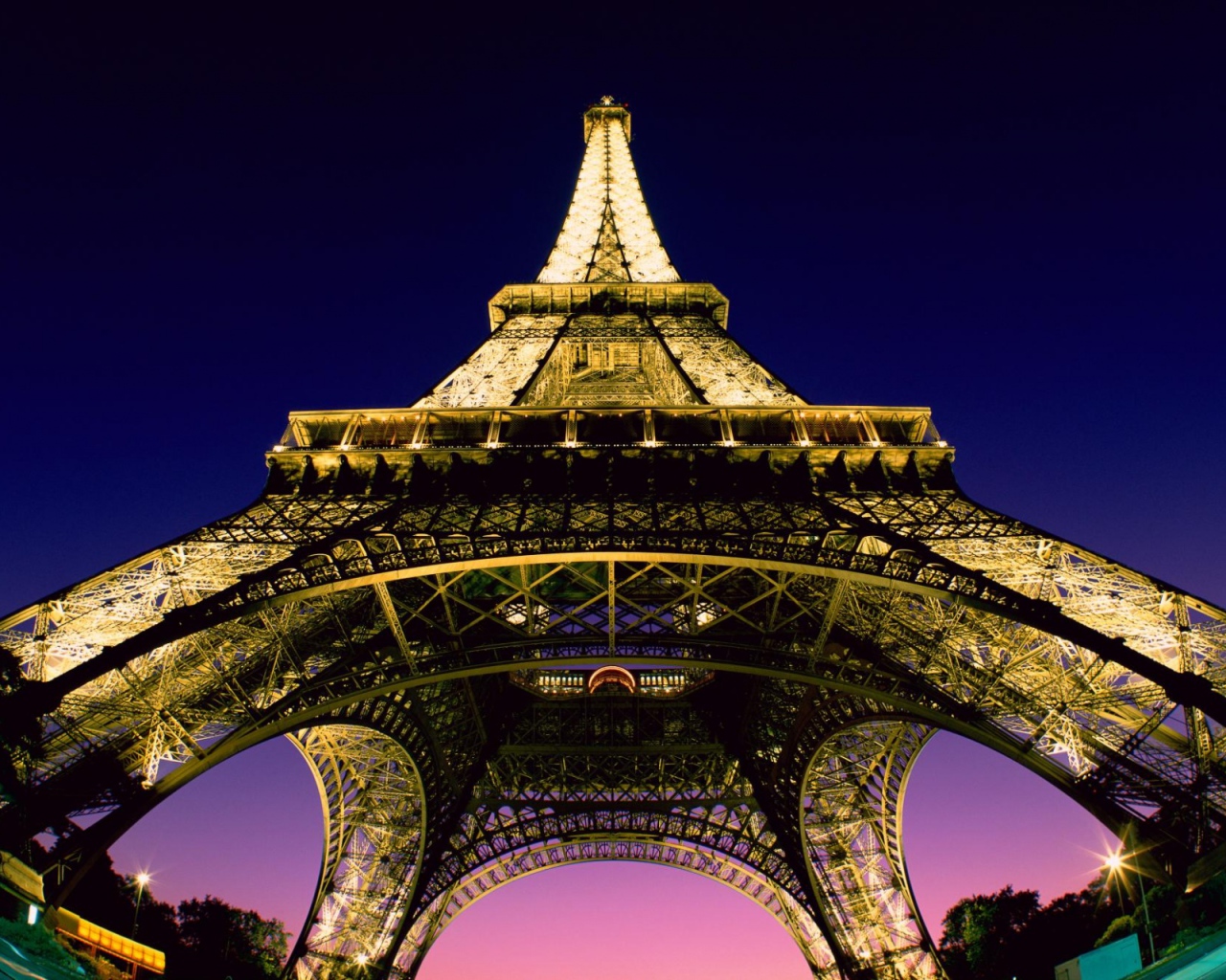 Вид снизу на башню